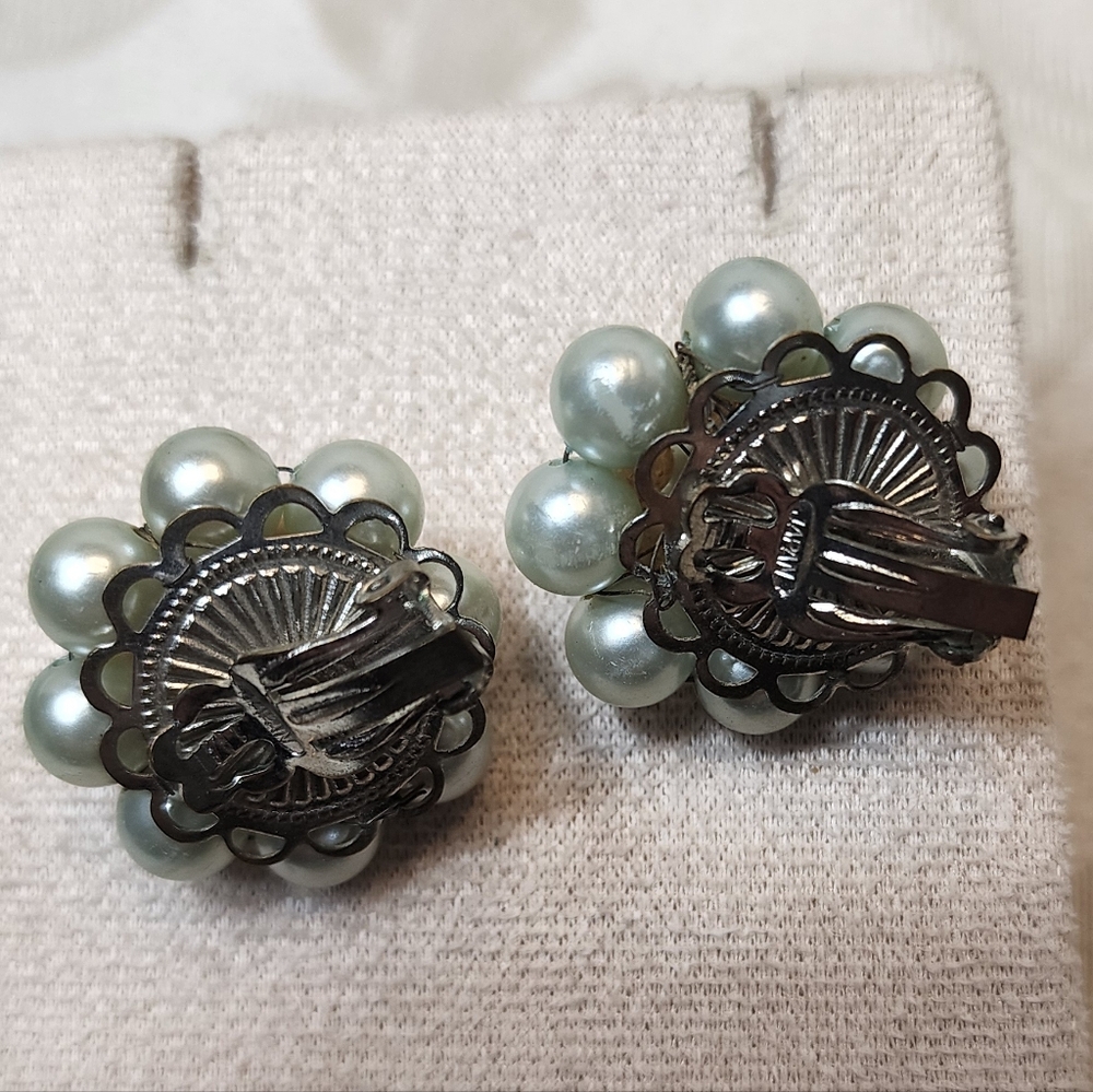 VINTAGE JAPAN FAUX PEARL CLUSTER CLIP ON EARRINGS GOLD TONE - Picture 3 of 7